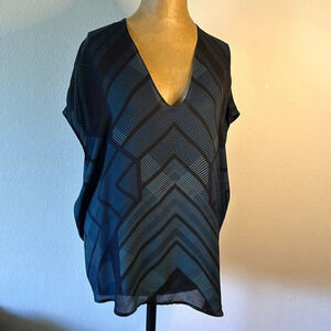 Vince sz XS silk blouse blue black geometric print great pre owned condition